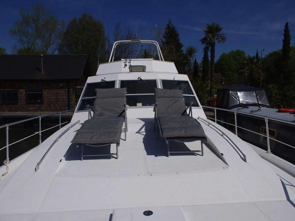 Luxury Classic French Motor Yacht Hotel Kingston upon Thames (Greater London)